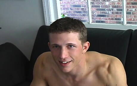 Stoere kerel Gabriel rukt zijn pik af