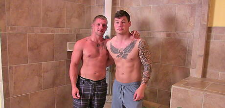 Beefy Niko and stud Julian love each other in bath