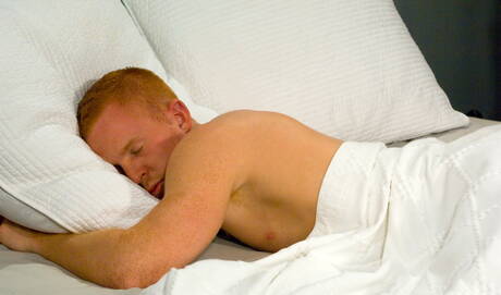 筋肉質なブルー・ケネディがおもちゃでオナニー