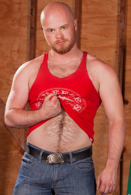 O forte touro americano Matt Stevens e Chris Wydemen lamberam a bunda e bateram os punhos