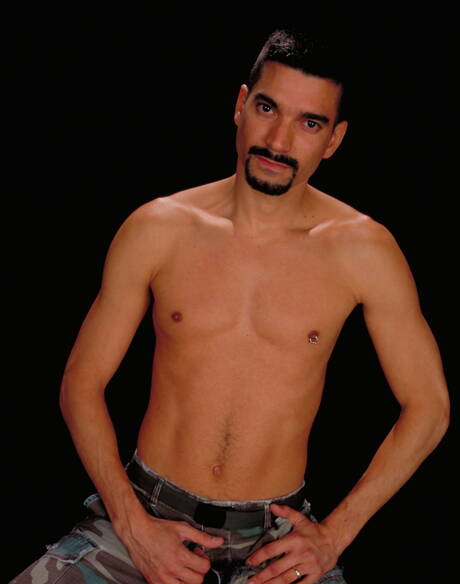 Le super étalon Mitchell James et le bien bâti Rick West se font lécher le cul et fister