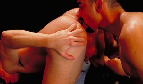 Superhengst Mitchell James und der gut gebaute Rick West bekommen den Arsch geleckt und gefistet