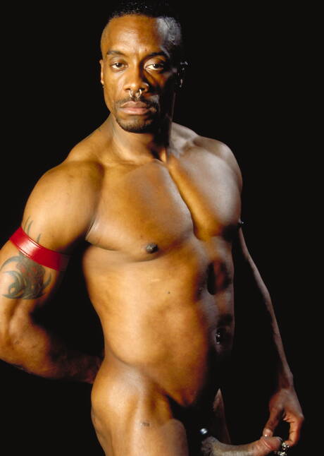 O musculoso Simon Cox e o supergaranhão espanhol Gabriel Taurus em uma foda interracial