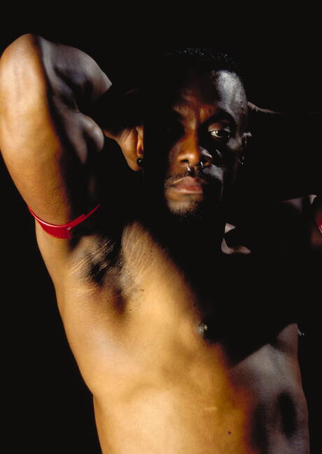 O musculoso Simon Cox e o supergaranhão espanhol Gabriel Taurus em uma foda interracial