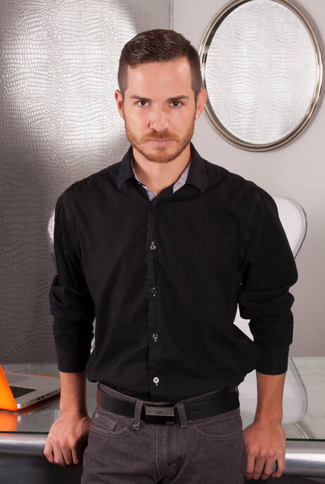 Club Inferno Dungeon: Superhengst Cameron Cole und der gut gebaute Parker Kane in einer Schwanzlutschszene