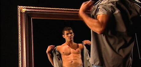 Max Schutler bem construído brincando com brinquedo