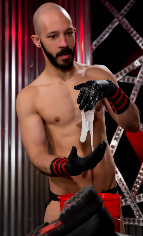 Knappe Amerikaanse jongens, gespierde kerel Brian Bonds en gespierde Dylan Strokes in harde vuisting