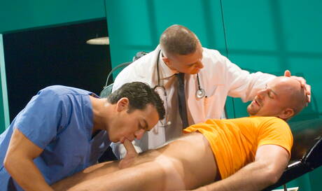 Gli amici cattivi Carlos Morales, Kent North e Nick Horn si godono un bel sesso a tre