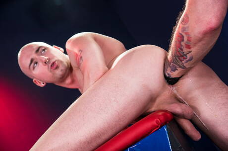 De gespierde Amerikaanse Hugh Hunter en Sam Syron houden van vuisten