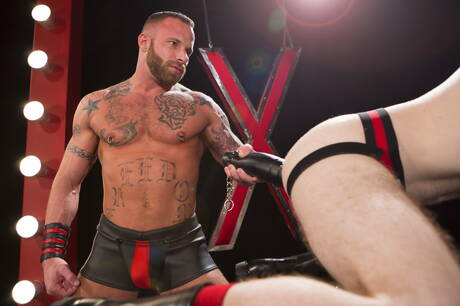 El guapo americano Derek Parker y el semental peludo Seamus Oreilly tienen buen sexo con fisting