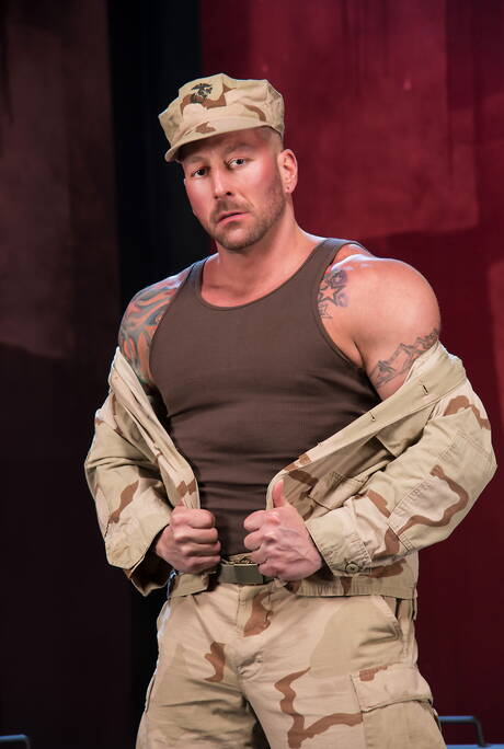 Die fiesen Typen Hugh Hunter, Matt Wylde und Ashley Ryder haben einen guten Dreier-Sex mit Fisting