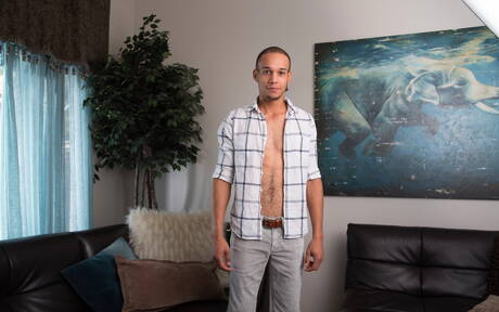 Der junge Lateinamerikaner Odin Strokes posiert nackt