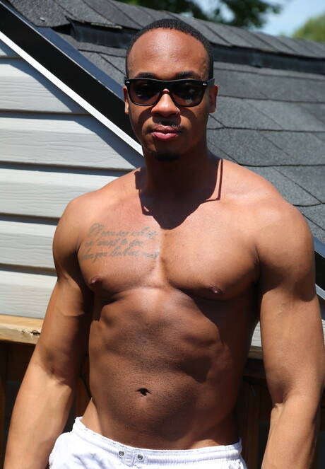 El husky de ébano Trent King y el corpulento canadiense Beau Reed tienen sexo anal interracial duro al aire libre