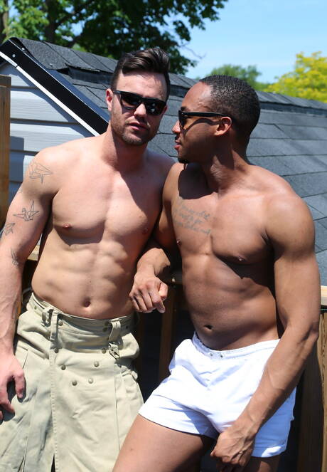 Der schwarze, kräftige Trent King und der muskulöse Kanadier Beau Reed haben harten interracial Analsex im Freien