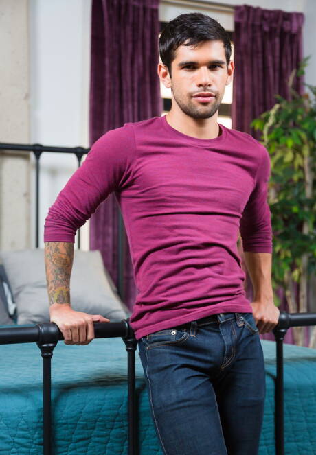 Amerikaanse harige hengst Ty Mitchell en gespierde Mason Williams zuigen en neuken elkaar