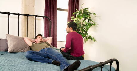 Amerikaanse harige hengst Ty Mitchell en gespierde Mason Williams zuigen en neuken elkaar