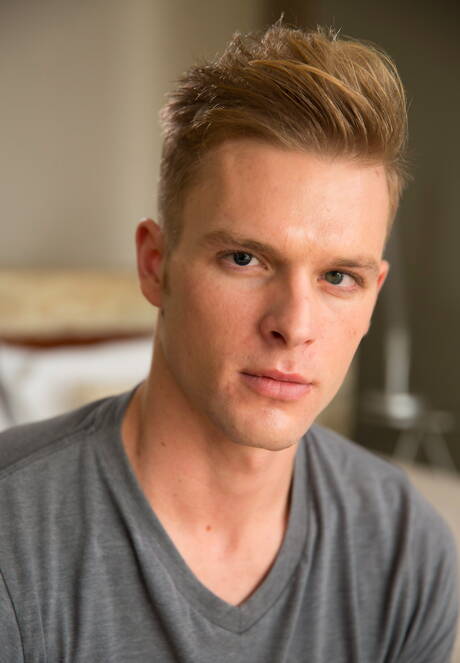 Ładni amerykańscy chłopcy, piękny chłopak Ty Thomas i dobrze zbudowany Mathias ruchają się po obciąganie i pięściowaniu