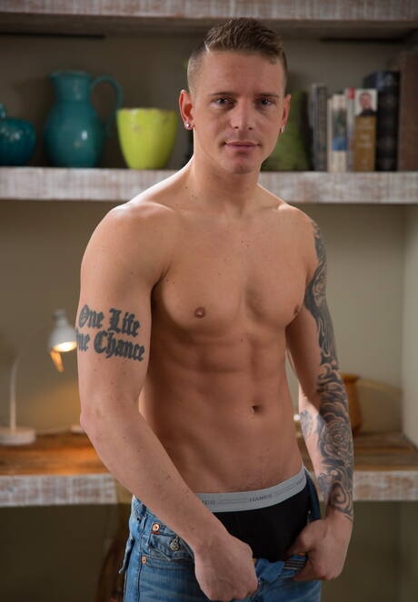 Next Door Studios: Hot american guys stud Gunner and tough guy Sean Maygers sucking and screwing each other in bath