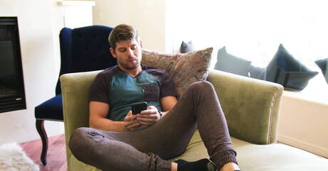 素敵なアメリカ人の仲間、たくましい男のコナー・ハルステッドとスーパースタッドのガンナーがお互いを犯す