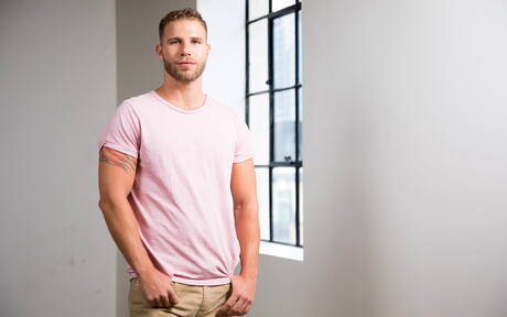 公牛泰勒布里格斯脫光衣服，露出漂亮的臀部