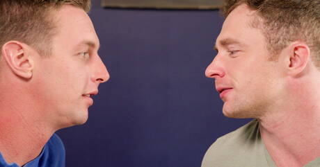 I simpatici amici americani, il muscoloso Markie More e il forzuto Ricky Ridges, in un bollente sesso anale