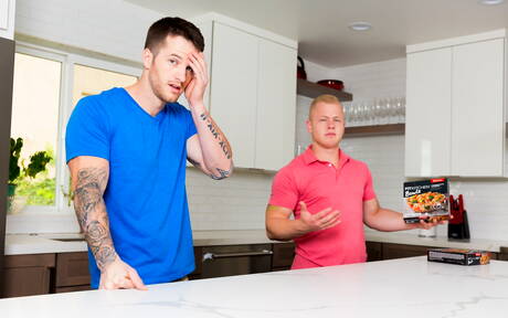 Hot american dudes beefy Quentin Gainz and strongman Leo Luckett love each other in the kitchen