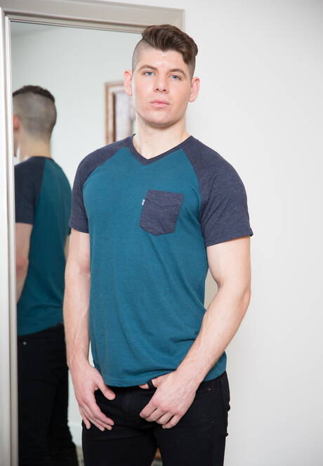 Deux mecs américains, le beau Connor Halsted et le costaud Spencer Laval, se sucent et se baisent