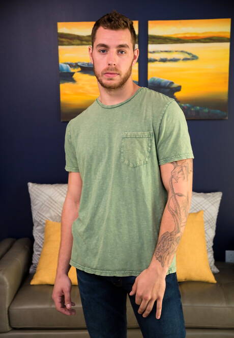 American tough guy Carter Woods posing naked and showing nice ass outdoor