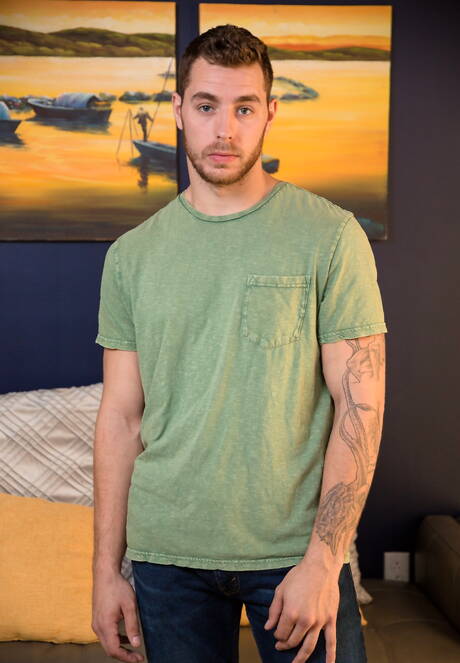 Der amerikanische harte Kerl Carter Woods posiert nackt und zeigt seinen schönen Hintern im Freien