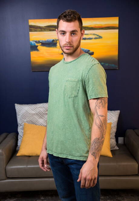 Der amerikanische harte Kerl Carter Woods posiert nackt und zeigt seinen schönen Hintern im Freien