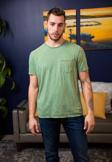 Der amerikanische harte Kerl Carter Woods posiert nackt und zeigt seinen schönen Hintern im Freien