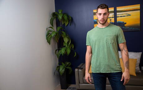 Der amerikanische harte Kerl Carter Woods posiert nackt und zeigt seinen schönen Hintern im Freien