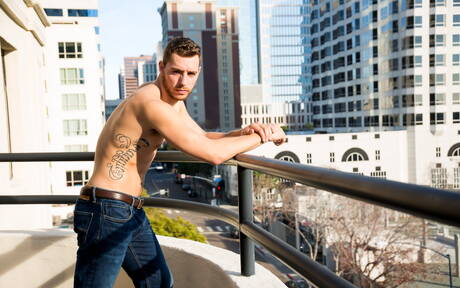 Der amerikanische harte Kerl Carter Woods posiert nackt und zeigt seinen schönen Hintern im Freien