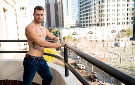 Der amerikanische harte Kerl Carter Woods posiert nackt und zeigt seinen schönen Hintern im Freien