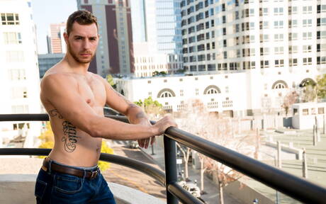 Der amerikanische harte Kerl Carter Woods posiert nackt und zeigt seinen schönen Hintern im Freien