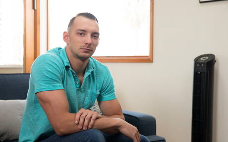 Amerykański husky Ty Derrick i przystojniak Johnny B w gorącej scenie homoseksualnej