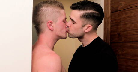 Die hübschen amerikanischen Jungs Chris Blades und Mathias lieben sich