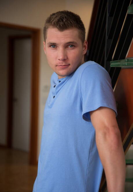 2人のアメリカ人の少年トム・ベントレーと筋肉質のエリー・ブラックがチンコを吸った後にファックする