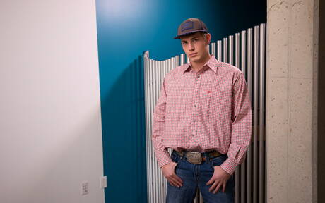 Il bel ragazzo americano Miles Matthews si masturba