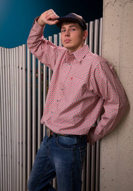 Il bel ragazzo americano Miles Matthews si masturba