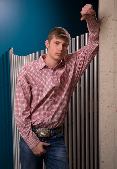 Il bel ragazzo americano Miles Matthews si masturba