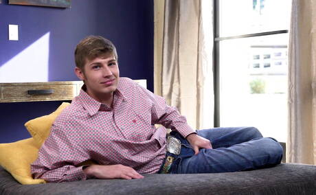 Il bel ragazzo americano Miles Matthews si masturba