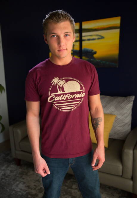 O galã americano Dalton Riley e o garanhão Elye Black em sexo anal hardcore