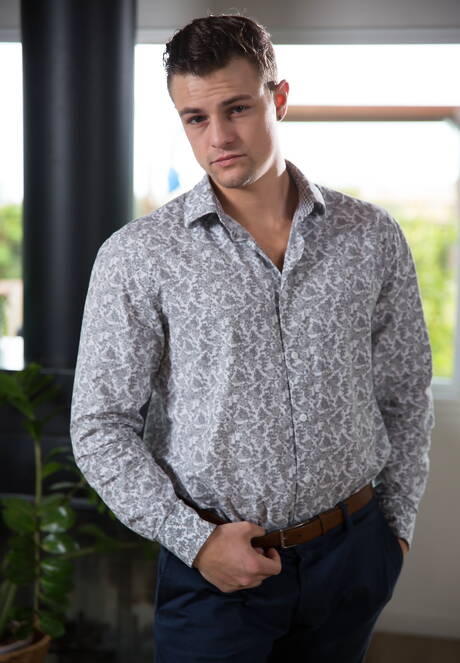 Le musclé Alex Tanner et le beau gosse américain Charlie Pattinson baisent le cul après une fellation