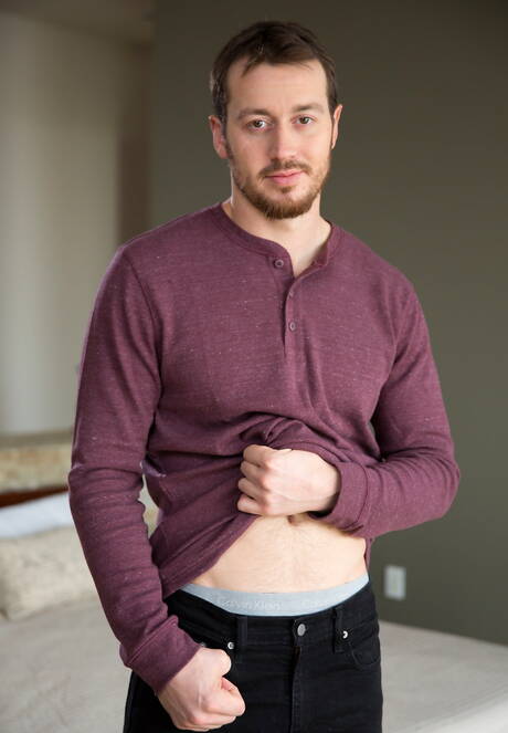 Il duro pornostar americano Mark Long e il giovane Ryan Jordan scopano dopo aver succhiato il cazzo