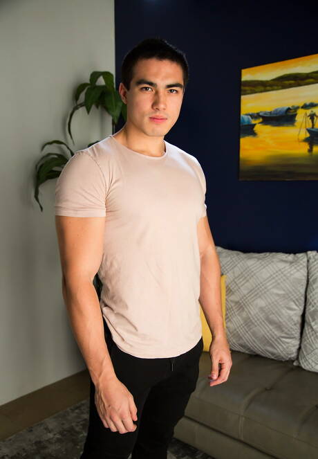 東方健美選手 Axel Kane 全裸出鏡，展現漂亮臀部