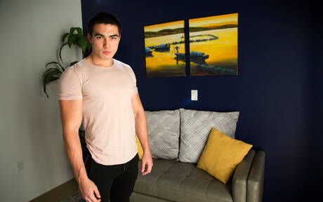 東方健美選手 Axel Kane 全裸出鏡，展現漂亮臀部