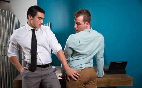 Hot american boys strong bull Blake Hunter and strong bull Axel Kane fuck ass after sucking dick