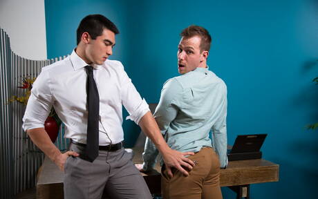 I ragazzi americani più sexy, il toro forte Blake Hunter e il toro forte Axel Kane si scopano il culo dopo aver succhiato il cazzo