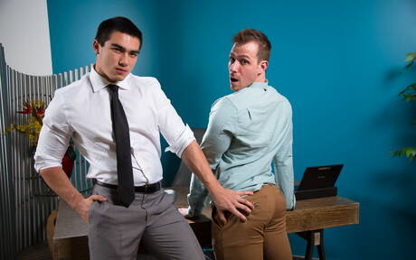 I ragazzi americani più sexy, il toro forte Blake Hunter e il toro forte Axel Kane si scopano il culo dopo aver succhiato il cazzo